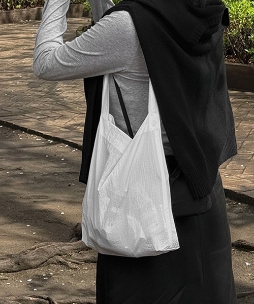kittybunnypony(キティバニーポニー)の「Crinkle Ripstop Mini Hobo Bag_White(エコバッグ/サブバッグ・レディース・ホワイト・ONESIZE)」の9枚目の写真