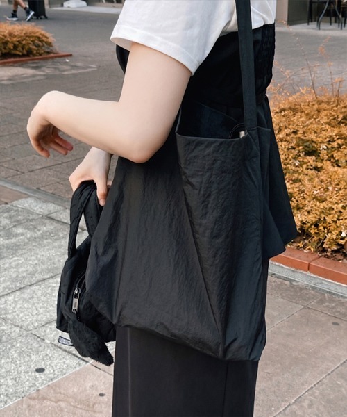 kittybunnypony(キティバニーポニー)の「Crinkle Ripstop Mini Hobo Bag_White(エコバッグ/サブバッグ・レディース・ホワイト・ONESIZE)」の11枚目の写真