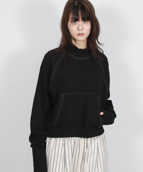 DEMARC(ドゥマーク)の「HIGH-NECK CROP STITCH RAGLAN SWEATSHIRT - Black(スウェット・レディース・ブラック・MEDIUM)」の1枚目の写真
