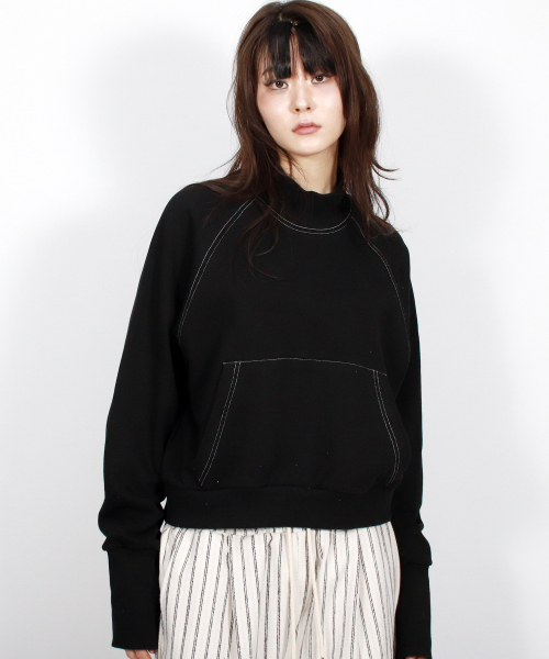 DEMARC(ドゥマーク)の「HIGH-NECK CROP STITCH RAGLAN SWEATSHIRT - Black(スウェット・レディース・ブラック・MEDIUM)」の2枚目の写真
