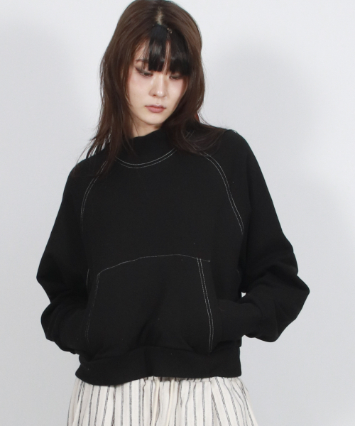 DEMARC(ドゥマーク)の「HIGH-NECK CROP STITCH RAGLAN SWEATSHIRT - Black(スウェット・レディース・ブラック・MEDIUM)」の4枚目の写真