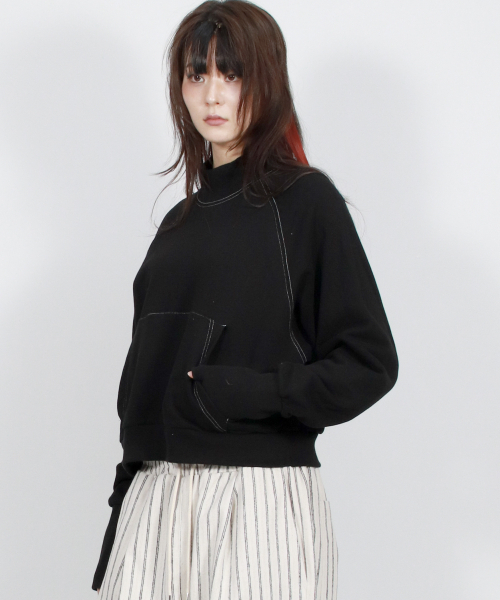 DEMARC(ドゥマーク)の「HIGH-NECK CROP STITCH RAGLAN SWEATSHIRT - Black(スウェット・レディース・ブラック・MEDIUM)」の5枚目の写真