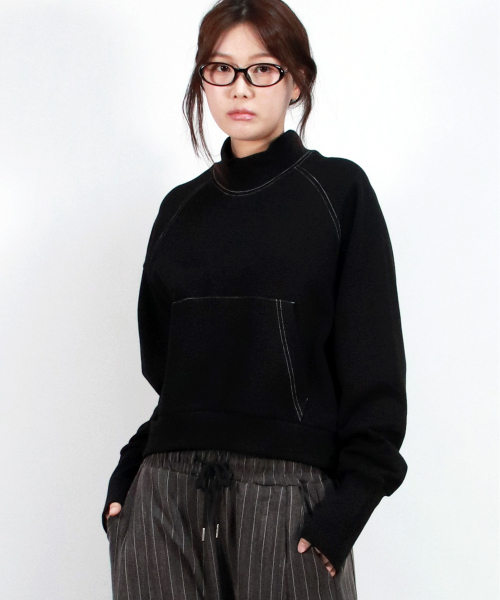 DEMARC(ドゥマーク)の「HIGH-NECK CROP STITCH RAGLAN SWEATSHIRT - Black(スウェット・レディース・ブラック・MEDIUM)」の6枚目の写真