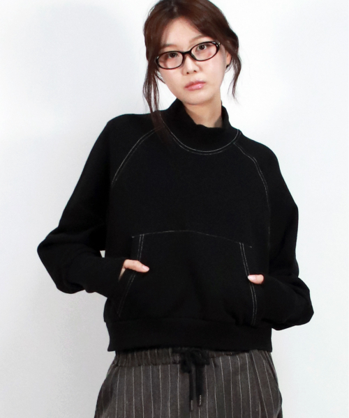 DEMARC(ドゥマーク)の「HIGH-NECK CROP STITCH RAGLAN SWEATSHIRT - Black(スウェット・レディース・ブラック・MEDIUM)」の7枚目の写真