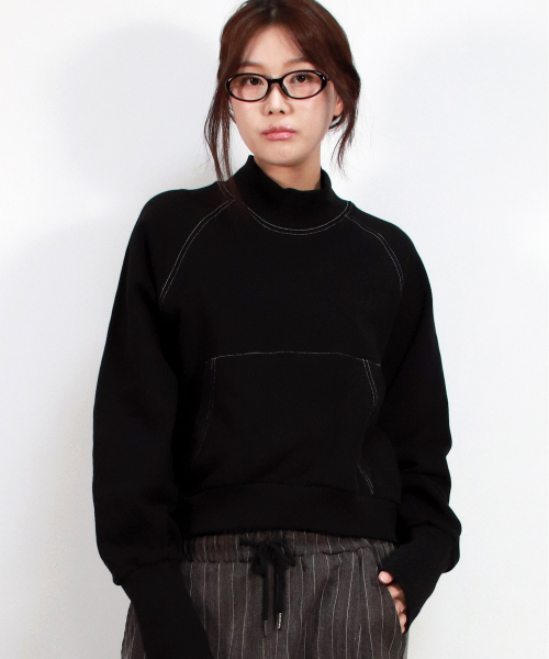 DEMARC(ドゥマーク)の「HIGH-NECK CROP STITCH RAGLAN SWEATSHIRT - Black(スウェット・レディース・ブラック・MEDIUM)」の8枚目の写真