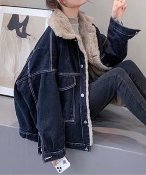 &soiree(アンドソワレ)の「裏フェイクファーオーバーサイズデニムジャケット(デニムジャケット・レディース・ブルー/ブラック・MEDIUM/LARGE/X-LARGE)」の3枚目の写真