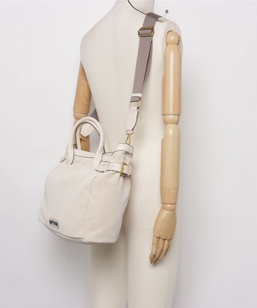 fredy emue（フレディエミュ）の「OUTDOOR PRODUCTS　バケットベルトトート（ショルダーバッグ・レディース・ブラック/アイボリー・FREE）」の6枚目の写真
