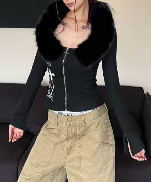 SHERU(シェル)の「ファーカラータイトジップトップス 十字架(Tシャツ/カットソー・レディース・グレー/ブラック・M)」の3枚目の写真