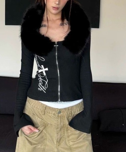 SHERU(シェル)の「ファーカラータイトジップトップス 十字架(Tシャツ/カットソー・レディース・グレー/ブラック・M)」の4枚目の写真