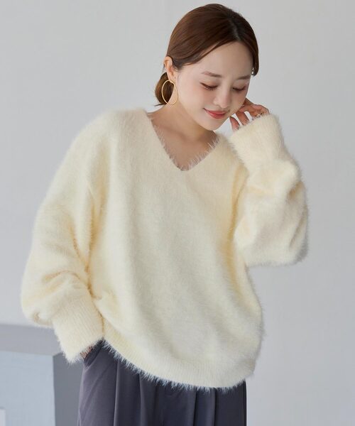 KOBE LETTUCE（コウベレタス）の「[ 田中亜希子さんコラボ ] 袖裏バイカラーVネックシャギーニット（ニット/セーター・レディース・グレー/ブラウン/アイボリー/ピンク・M/PM）」の2枚目の写真