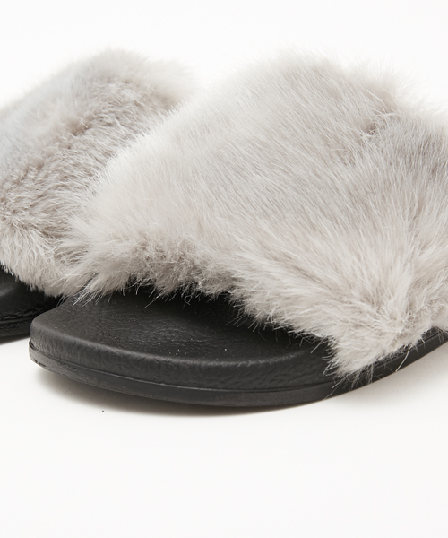 AMERICAN RAG CIE（アメリカンラグシー）の「CHIARA　ファーサンダル（サンダル・レディース・グレー/ブラック/ピンク・37/38/36）」の5枚目の写真