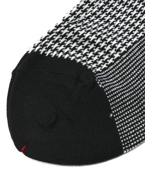 BEAMS PLUS（ビームスプラス）の「BEAMS PLUS / ハウンドトゥースソックス（ソックス/靴下・メンズ・グレー/チャコールグレー・ONE SIZE）」の3枚目の写真