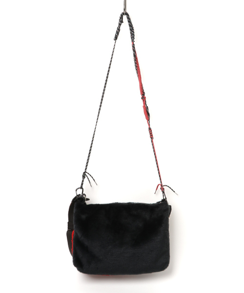 ESTNATION（エストネーション）の「ithelicy ボアショルダーバッグ BIELECKI（ショルダーバッグ・メンズ・ブラック・FREE）」の4枚目の写真