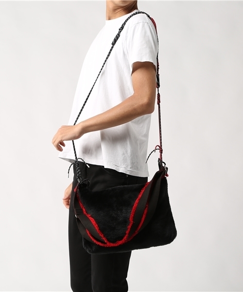 ESTNATION（エストネーション）の「ithelicy ボアショルダーバッグ BIELECKI（ショルダーバッグ・メンズ・ブラック・FREE）」の2枚目の写真