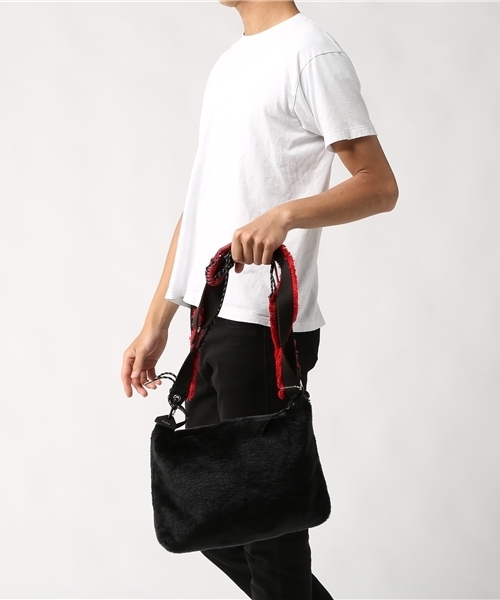 ESTNATION（エストネーション）の「ithelicy ボアショルダーバッグ BIELECKI（ショルダーバッグ・メンズ・ブラック・FREE）」の3枚目の写真