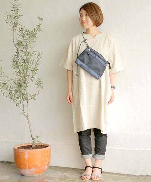 LBC(エルビーシー)の「リネンレーヨンサックワンピース(ワンピース・レディース・オフホワイト/チャコールグレー/グリーン・M/L)」の2枚目の写真