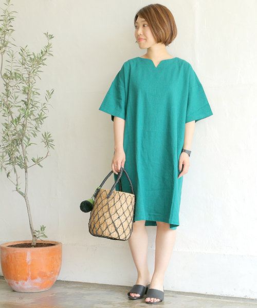 LBC(エルビーシー)の「リネンレーヨンサックワンピース(ワンピース・レディース・オフホワイト/チャコールグレー/グリーン・M/L)」の1枚目の写真