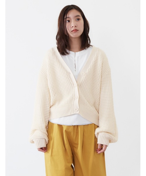 POU DOU DOU(プードゥドゥ)の「透かしワッフル編みカーディガン(ニット/セーター・レディース・アイボリー/ダークグレー/キャメル・3)」の2枚目の写真
