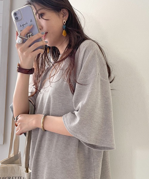 classicalelf(クラシカルエルフ)の「さらり、ワッフル。デイリーに使える、バックプリントトップス(Tシャツ/カットソー・レディース・オフホワイト/ブラック/モカ/グレー・MEDIUM/LARGE/XX-LARGE/X-LARGE)」の3枚目の写真
