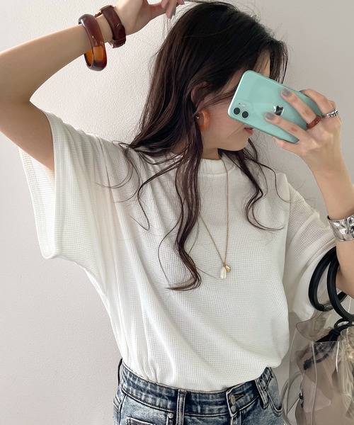 classicalelf(クラシカルエルフ)の「さらり、ワッフル。デイリーに使える、バックプリントトップス(Tシャツ/カットソー・レディース・オフホワイト/ブラック/モカ/グレー・MEDIUM/LARGE/XX-LARGE/X-LARGE)」の1枚目の写真