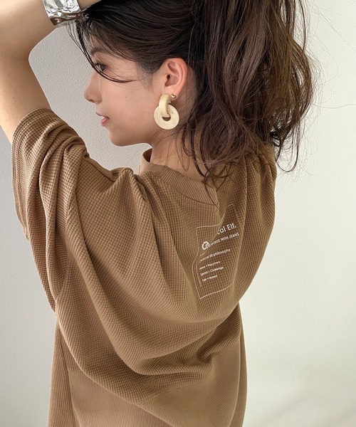 classicalelf(クラシカルエルフ)の「さらり、ワッフル。デイリーに使える、バックプリントトップス(Tシャツ/カットソー・レディース・オフホワイト/ブラック/モカ/グレー・MEDIUM/LARGE/XX-LARGE/X-LARGE)」の4枚目の写真