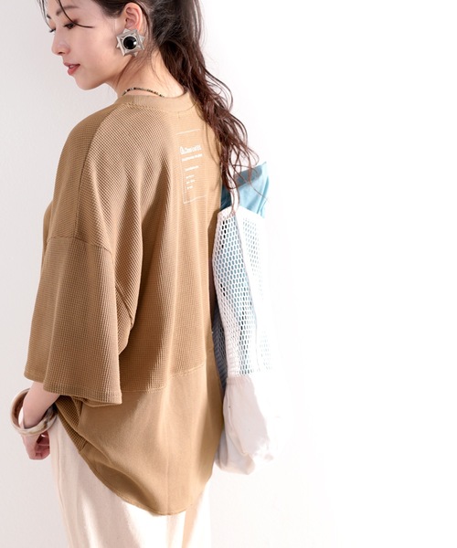 classicalelf(クラシカルエルフ)の「さらり、ワッフル。デイリーに使える、バックプリントトップス(Tシャツ/カットソー・レディース・オフホワイト/ブラック/モカ/グレー・MEDIUM/LARGE/XX-LARGE/X-LARGE)」の9枚目の写真