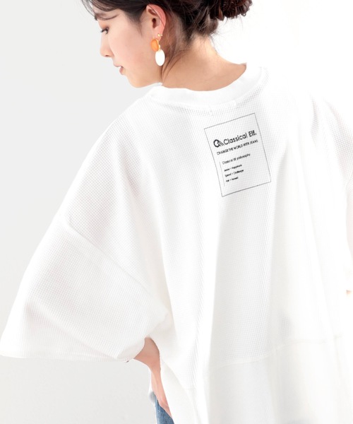 classicalelf(クラシカルエルフ)の「さらり、ワッフル。デイリーに使える、バックプリントトップス(Tシャツ/カットソー・レディース・オフホワイト/ブラック/モカ/グレー・MEDIUM/LARGE/XX-LARGE/X-LARGE)」の5枚目の写真