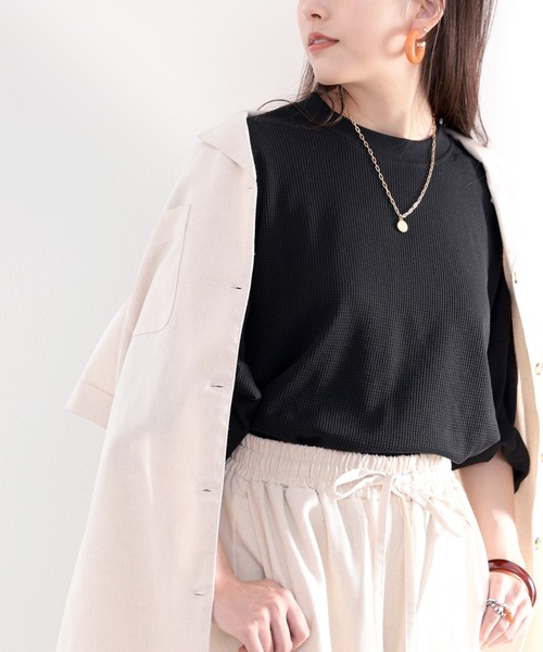 classicalelf(クラシカルエルフ)の「さらり、ワッフル。デイリーに使える、バックプリントトップス(Tシャツ/カットソー・レディース・オフホワイト/ブラック/モカ/グレー・MEDIUM/LARGE/XX-LARGE/X-LARGE)」の14枚目の写真