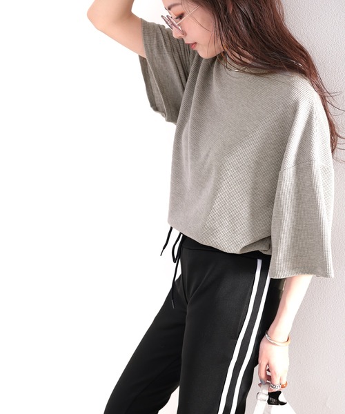 classicalelf(クラシカルエルフ)の「さらり、ワッフル。デイリーに使える、バックプリントトップス(Tシャツ/カットソー・レディース・オフホワイト/ブラック/モカ/グレー・MEDIUM/LARGE/XX-LARGE/X-LARGE)」の21枚目の写真