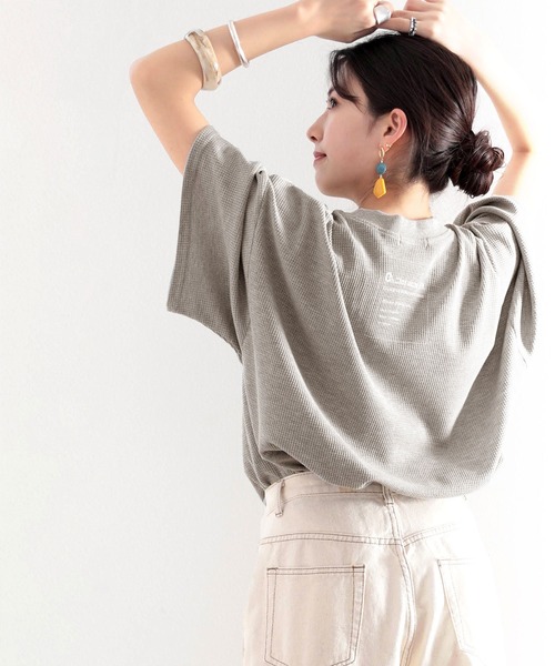 classicalelf(クラシカルエルフ)の「さらり、ワッフル。デイリーに使える、バックプリントトップス(Tシャツ/カットソー・レディース・オフホワイト/ブラック/モカ/グレー・MEDIUM/LARGE/XX-LARGE/X-LARGE)」の20枚目の写真