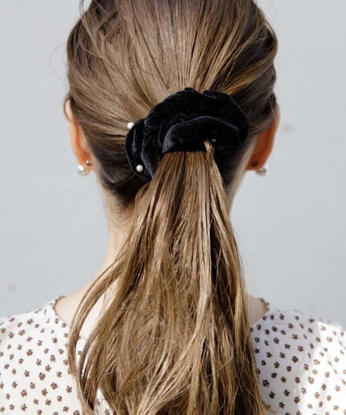 flower（フラワー）の「スノーパールシュシュ（シュシュ・レディース・ブラック/ベージュ/アイボリー・FREE）」の2枚目の写真