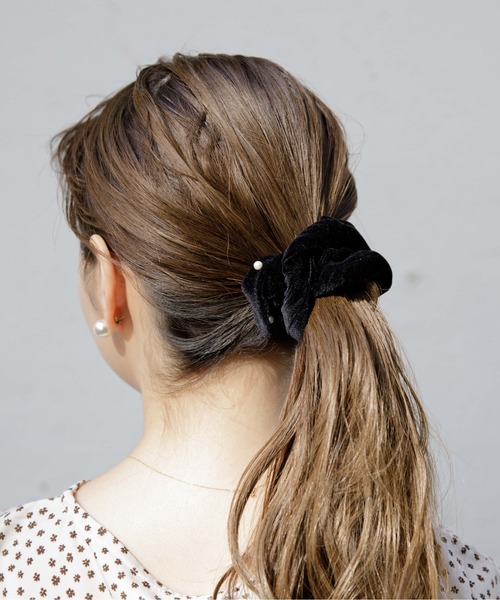 flower（フラワー）の「スノーパールシュシュ（シュシュ・レディース・ブラック/ベージュ/アイボリー・FREE）」の4枚目の写真