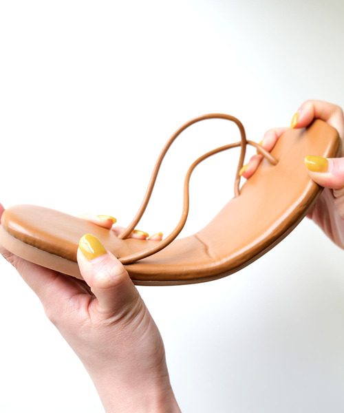 AmiAmi(アミアミ)の「クロスチューブストラップトングサンダル(サンダル・レディース・ブラック/ブラウン/アイボリー/キャメル・LL/S/M/L)」の6枚目の写真