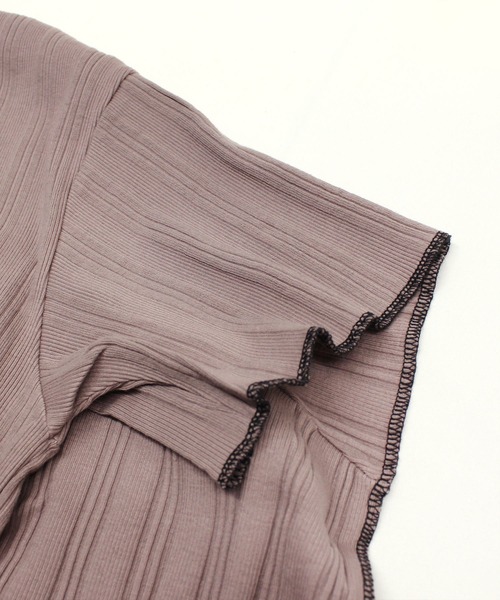 RNA(アールエヌエー)の「M1672 リブカラーシームTEE(Tシャツ/カットソー・レディース・オフホワイト/ブラック/ベージュ・MEDIUM)」の6枚目の写真