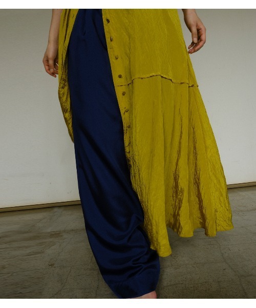 LE CIEL BLEU（ルシェルブルー）の「Shiny Wide-Leg Pants（その他パンツ・レディース・ネイビー/オフホワイト/イエロー・38/36/34）」の9枚目の写真