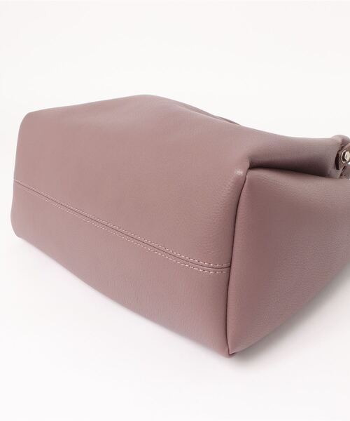 NATURAL BEAUTY BASIC(ナチュラルビューティーベーシック)の「メタルハンドルタックショルダー(ショルダーバッグ・レディース・ブラック/ベージュ/ベージュ系その他2/ブルー/ラベンダー・フリ-)」の17枚目の写真