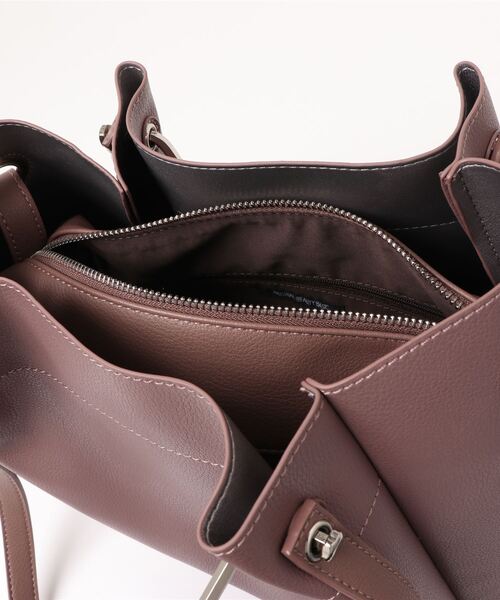 NATURAL BEAUTY BASIC(ナチュラルビューティーベーシック)の「メタルハンドルタックショルダー(ショルダーバッグ・レディース・ブラック/ベージュ/ベージュ系その他2/ブルー/ラベンダー・フリ-)」の18枚目の写真