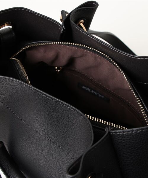 NATURAL BEAUTY BASIC(ナチュラルビューティーベーシック)の「メタルハンドルタックショルダー(ショルダーバッグ・レディース・ブラック/ベージュ/ベージュ系その他2/ブルー/ラベンダー・フリ-)」の21枚目の写真