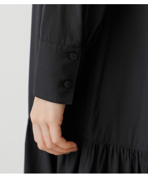 AZUL by moussy(アズールバイマウジー)の「TIERED HEM SHIRT ONEPIECE/ティアードヘムシャツワンピース(ワンピース・レディース・ブラック/カーキ/ライトブラウン/オフホワイト・SMALL/MEDIUM)」の12枚目の写真