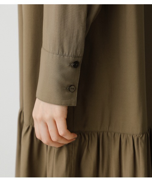 AZUL by moussy(アズールバイマウジー)の「TIERED HEM SHIRT ONEPIECE/ティアードヘムシャツワンピース(ワンピース・レディース・ブラック/カーキ/ライトブラウン/オフホワイト・SMALL/MEDIUM)」の21枚目の写真