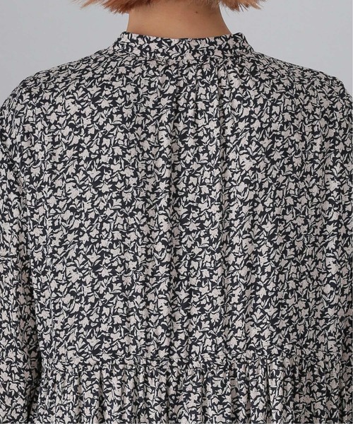 JOURNAL STANDARD relume（ジャーナルスタンダード　レリューム）の「ウォッシャブルフラワーティアードワンピース◆（ワンピース・レディース・ブラック/カーキ・FREE）」の4枚目の写真