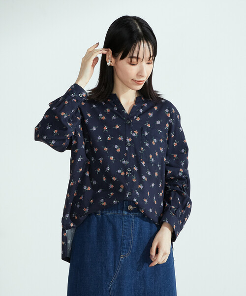 COMME CA ISM(コムサイズム)の「フラワープリント ブラウス(シャツ/ブラウス・レディース・ホワイト/ネイビー・MEDIUM/LARGE)」の8枚目の写真