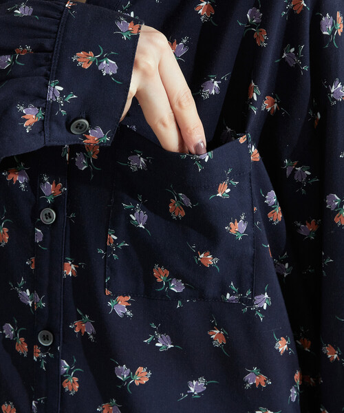 COMME CA ISM(コムサイズム)の「フラワープリント ブラウス(シャツ/ブラウス・レディース・ホワイト/ネイビー・MEDIUM/LARGE)」の6枚目の写真