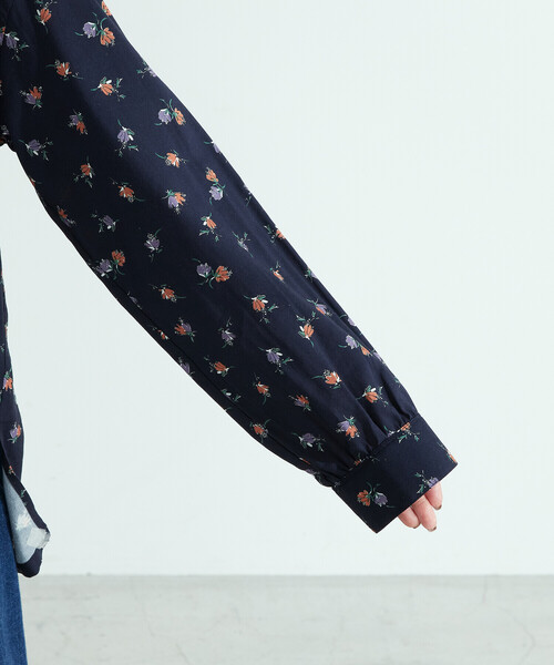 COMME CA ISM(コムサイズム)の「フラワープリント ブラウス(シャツ/ブラウス・レディース・ホワイト/ネイビー・MEDIUM/LARGE)」の17枚目の写真