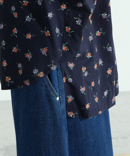 COMME CA ISM(コムサイズム)の「フラワープリント ブラウス(シャツ/ブラウス・レディース・ホワイト/ネイビー・MEDIUM/LARGE)」の9枚目の写真