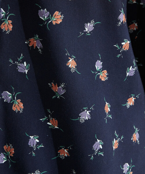 COMME CA ISM(コムサイズム)の「フラワープリント ブラウス(シャツ/ブラウス・レディース・ホワイト/ネイビー・MEDIUM/LARGE)」の4枚目の写真