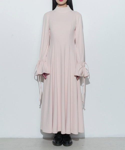 Romansual（ロマンシュアル）の「Romansual/バックオープンフレアワンピース（ワンピース・レディース・ブラック/ベージュ・FREE）」の2枚目の写真