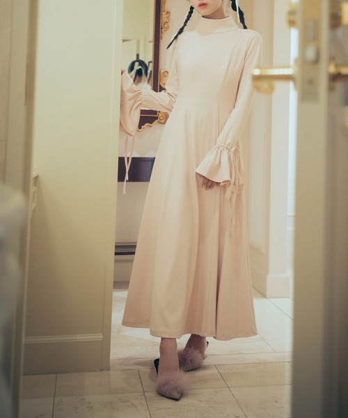 Romansual（ロマンシュアル）の「Romansual/バックオープンフレアワンピース（ワンピース・レディース・ブラック/ベージュ・FREE）」の3枚目の写真