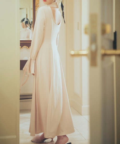 Romansual（ロマンシュアル）の「Romansual/バックオープンフレアワンピース（ワンピース・レディース・ブラック/ベージュ・FREE）」の4枚目の写真