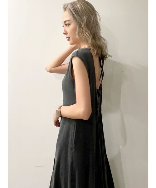 GYDA（ジェイダ）の「BACK OPENピグメントロングワンピース（ワンピース・レディース・チャコールグレー/アイボリー・FREE）」の4枚目の写真